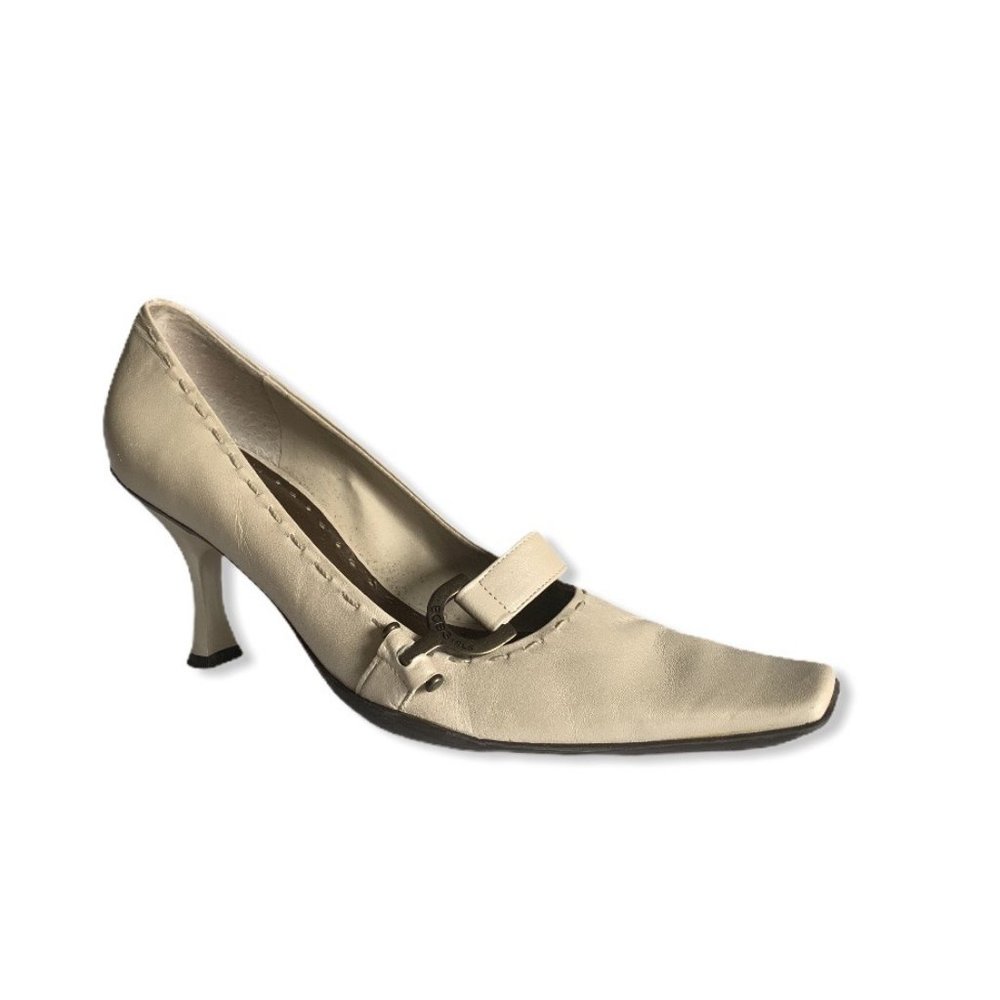 BCBGirls Kitten heels Tapered toe Heels